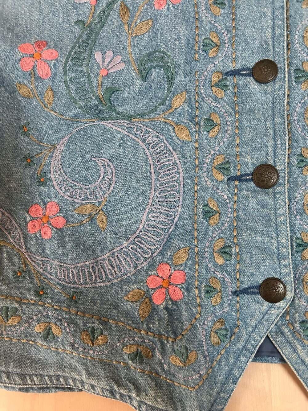 Lizwear Vintage Floral Embroidered Denim Button-Front Vest - Picture 11 of 16